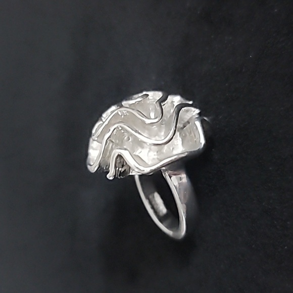 Large Gaudi FlowerCocktail Ring - Picture 3 of 7